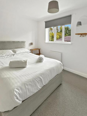 Amaya Three - Newly Renovated - Sleeps 6 - Grantham - Garden & Driveway